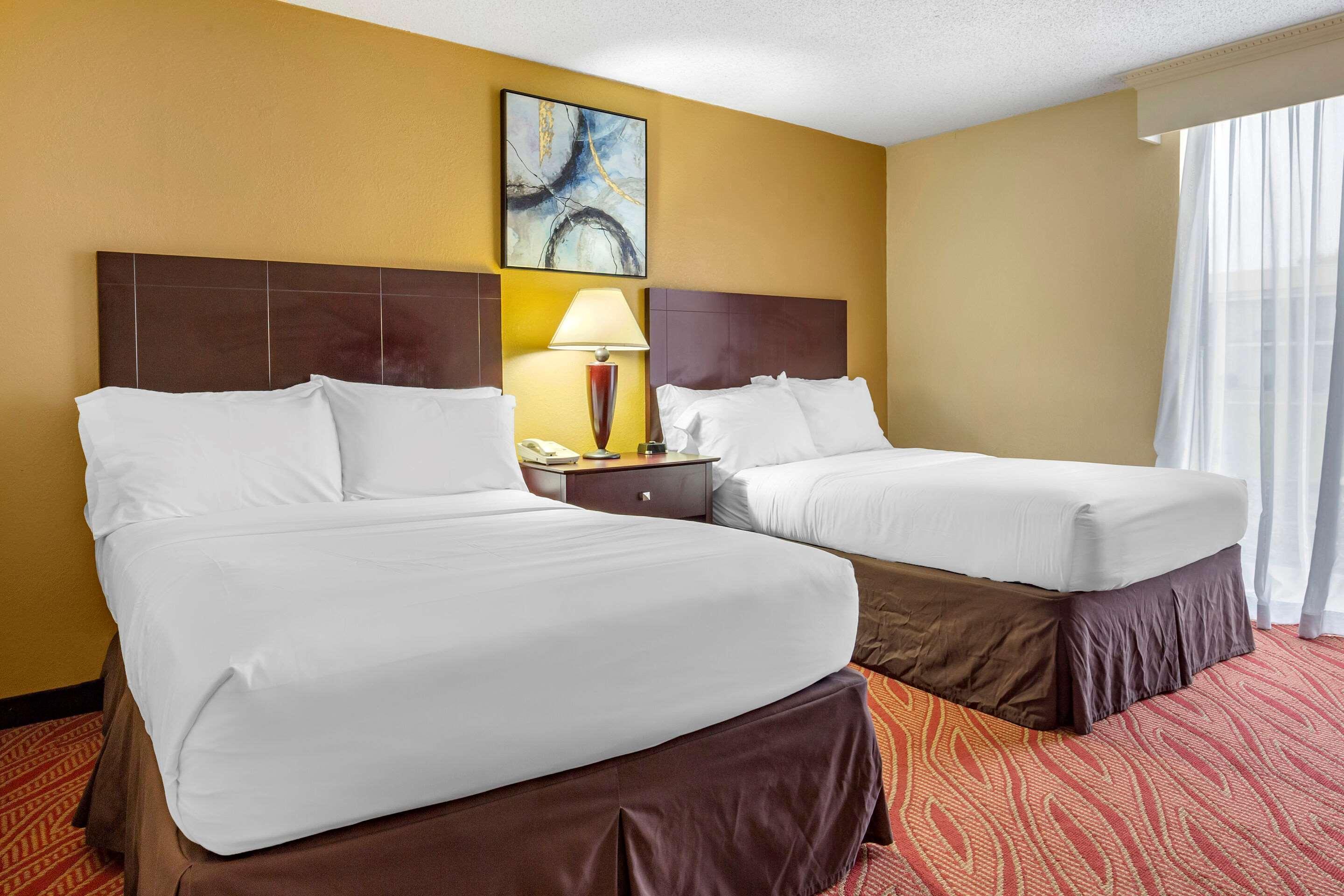 Clarion Hotel Fayetteville Exterior foto