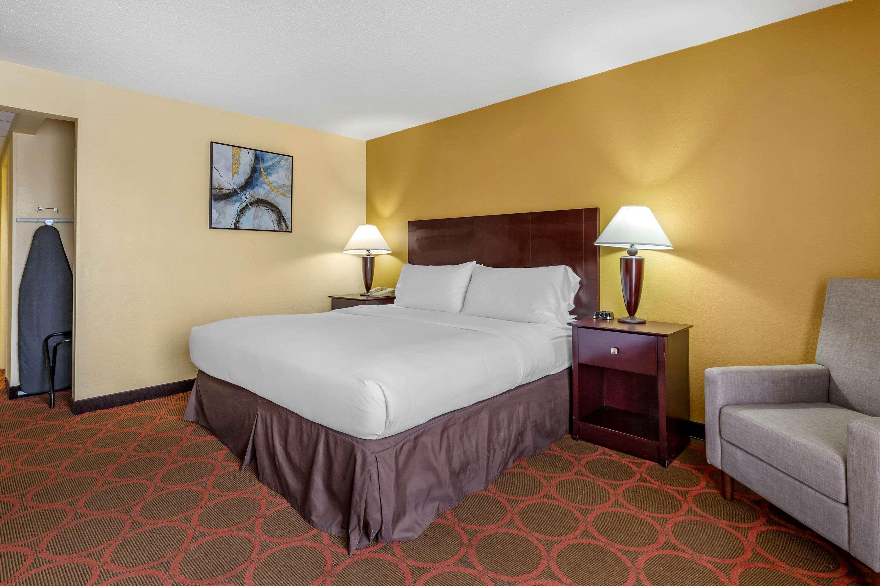 Clarion Hotel Fayetteville Exterior foto
