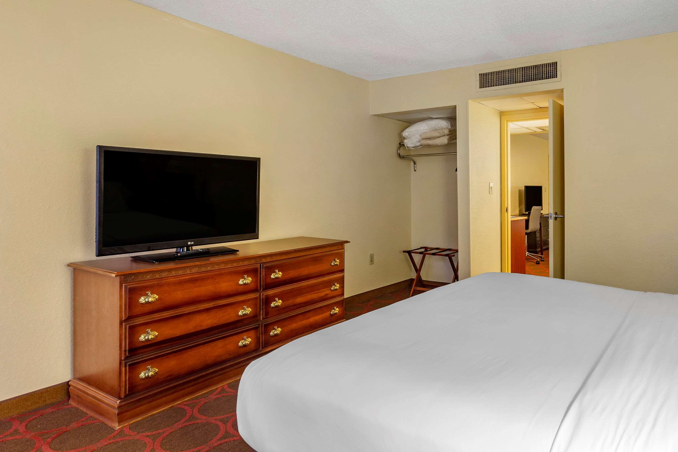 Clarion Hotel Fayetteville Exterior foto
